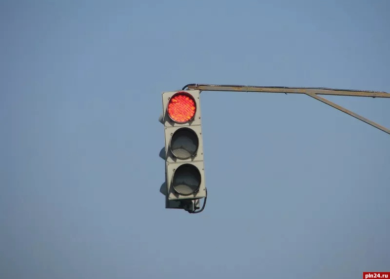 Отключение светофора на перекрёстке улиц Труда и Школьной в Пскове перенесли на 16 июня