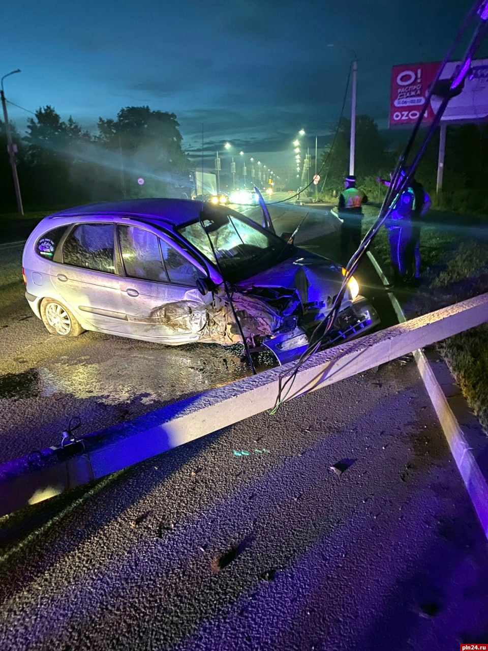 Сбивший ночью мачту освещения в Пскове водитель находился в состоянии опьянения