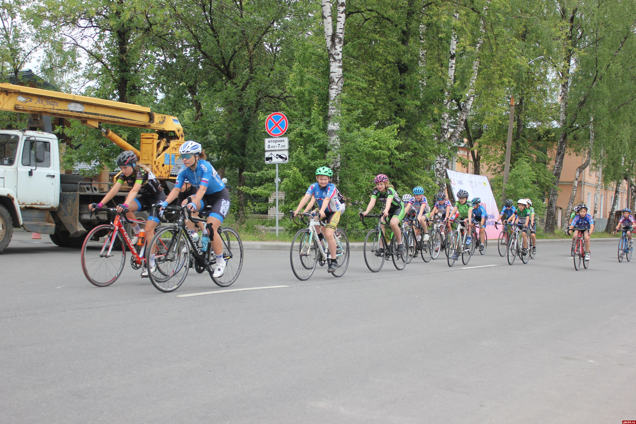 Более 80 спортсменов приняли участие в первом дне первенства Пскова по велоспорту