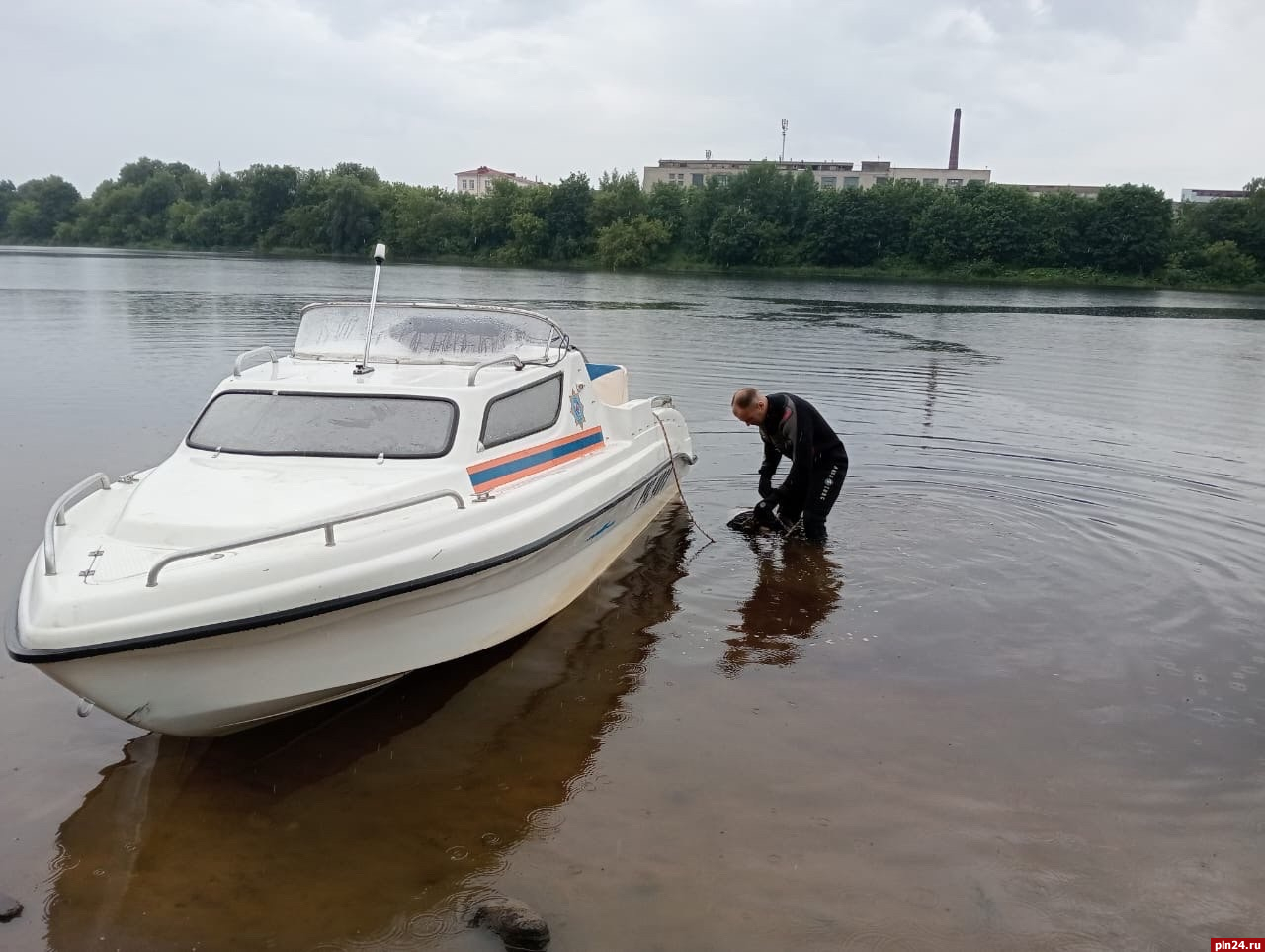 Тело выпавшего за борт пассажира катера извлекли из реки Великой в Пскове