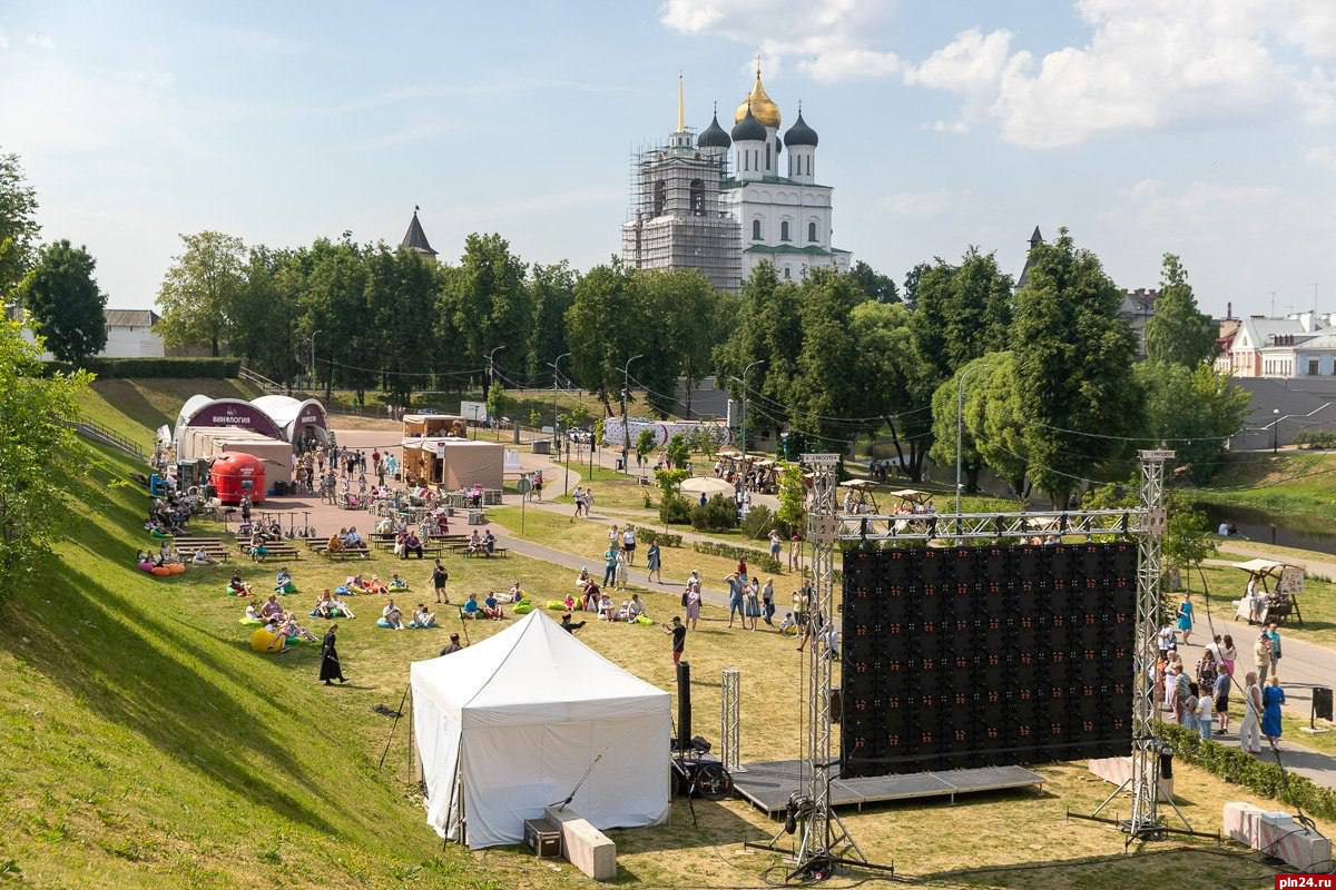 Михаил Ведерников представил программу эногастрономической ярмарки «Виноград» в Пскове
