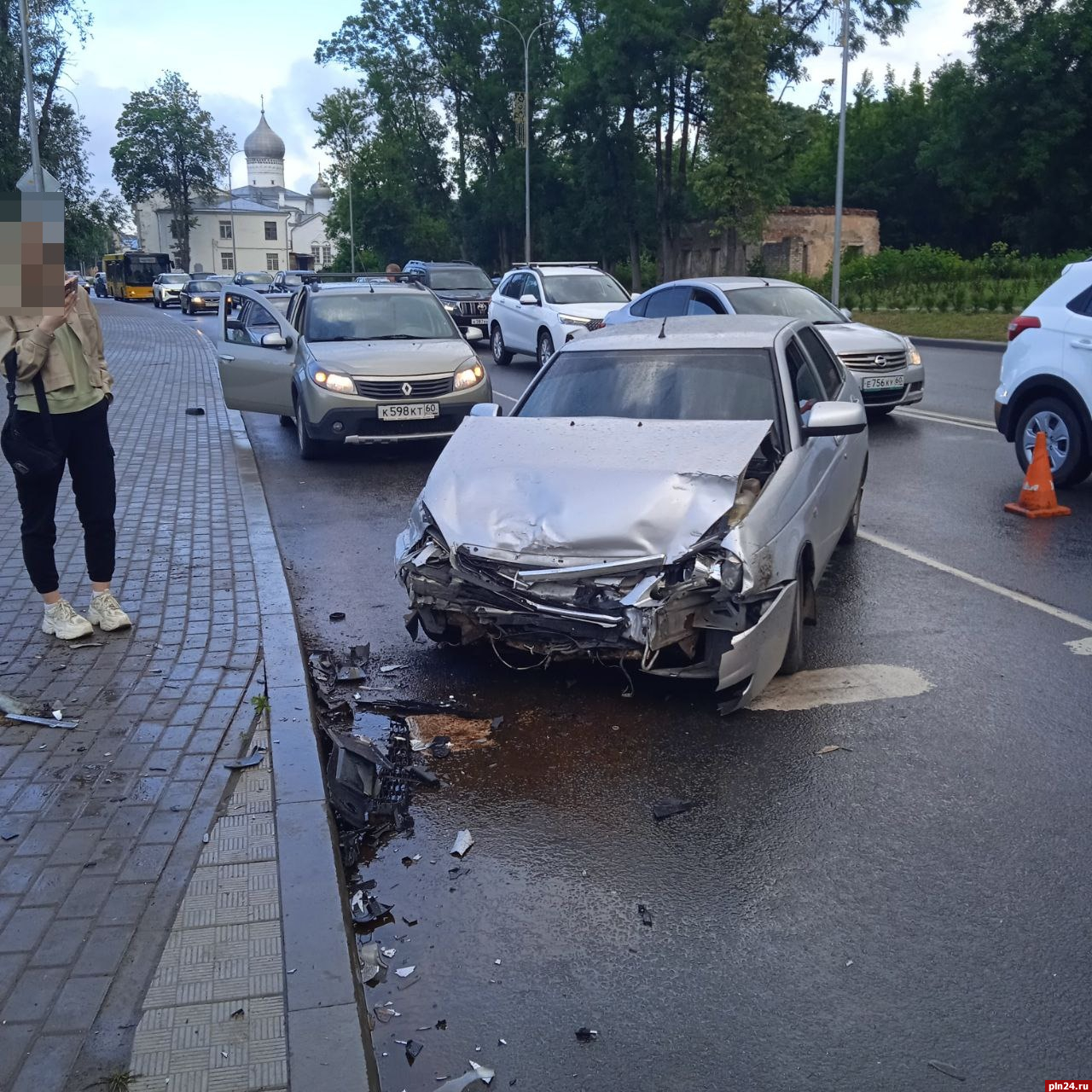 Автомобильная пробка образовалась на улице Поземского в Пскове из-за ДТП