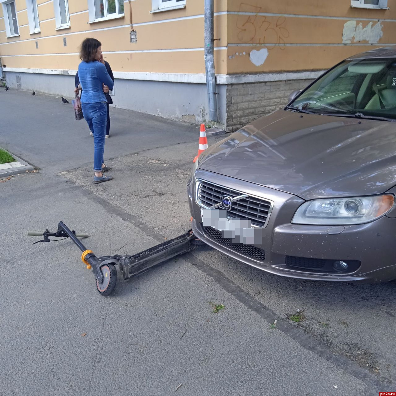 Volvo сбил девушку на электросамокате в Пскове