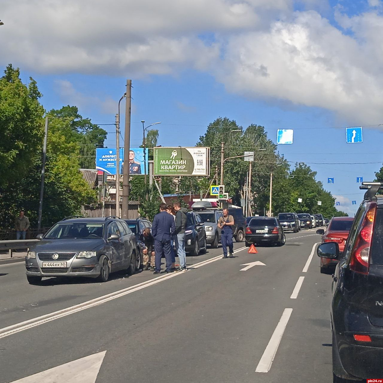Дорожная авария затрудняет движение на улице Юбилейной в Пскове