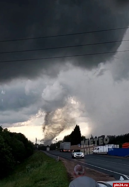 Торнадо перешел дорогу на юге Псковской области. ВИДЕО