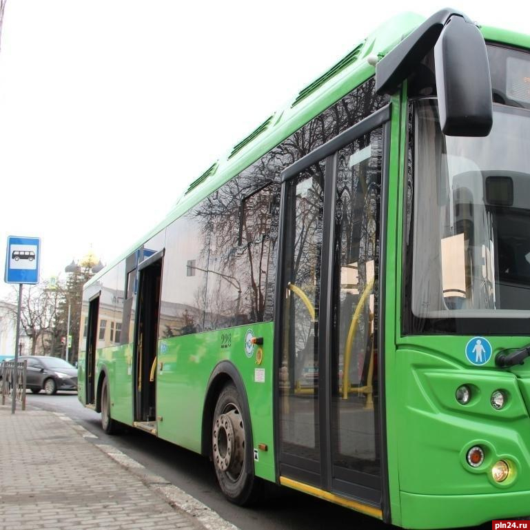 Дополнительные автобусы на кладбища запустят в Пскове на Троицу
