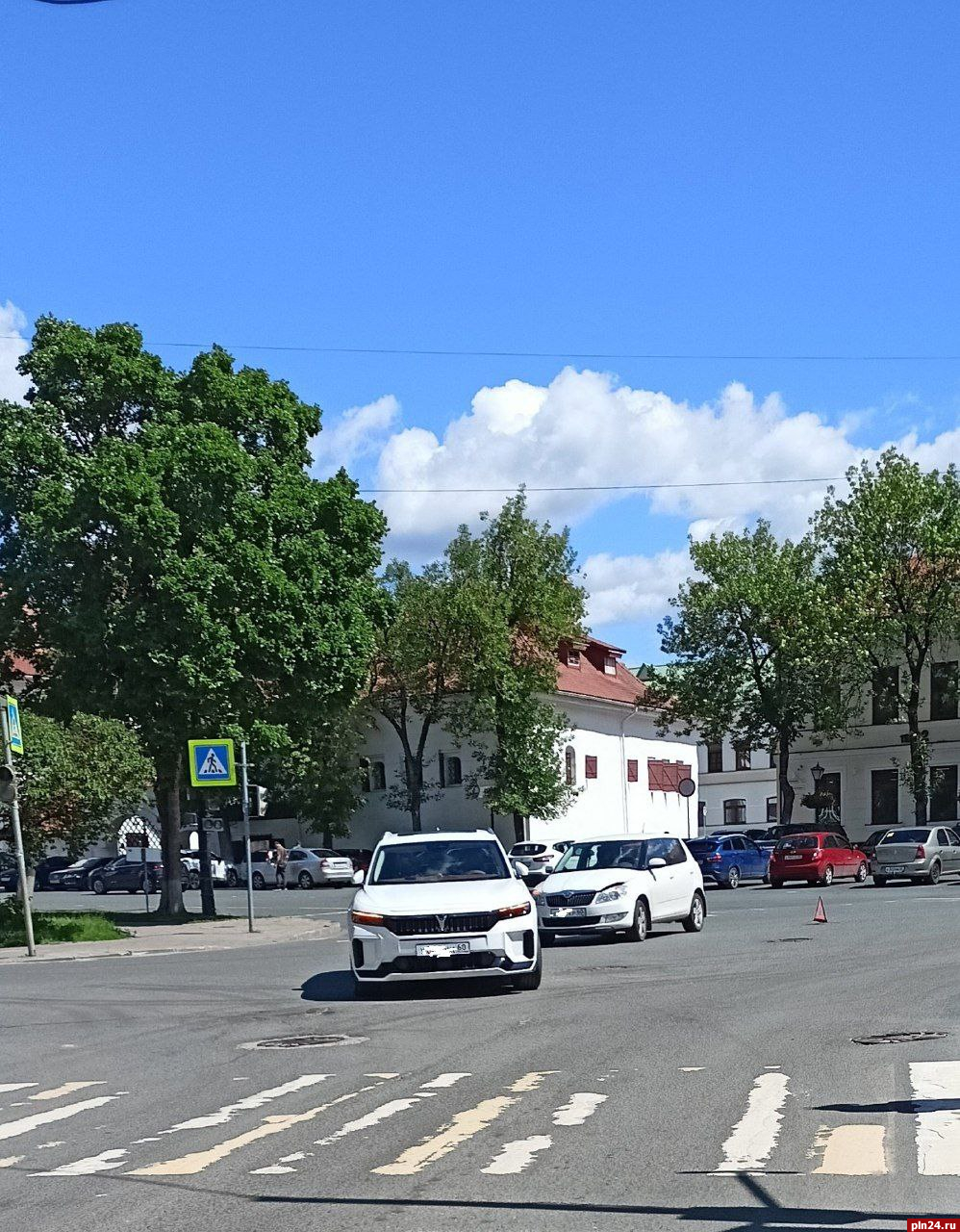 Два автомобиля не разъехались на улице Советской в Пскове