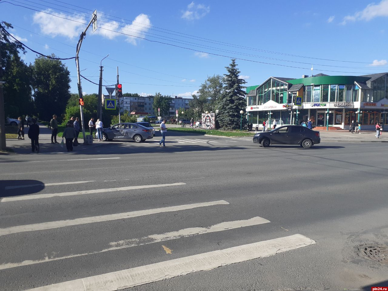Два автомобиля столкнулись на пешеходном переходе в Пскове