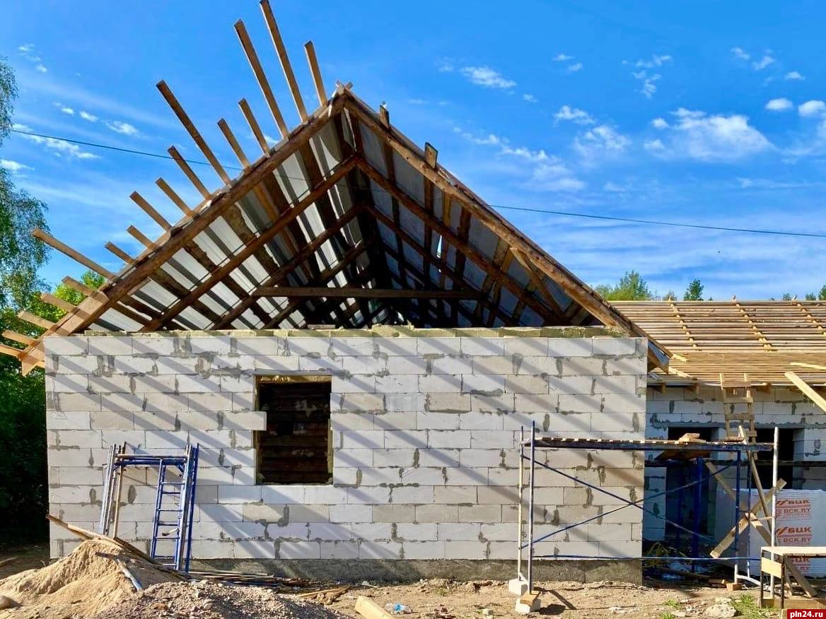 Продолжается ремонт Дома культуры в псковской деревне Адворицы