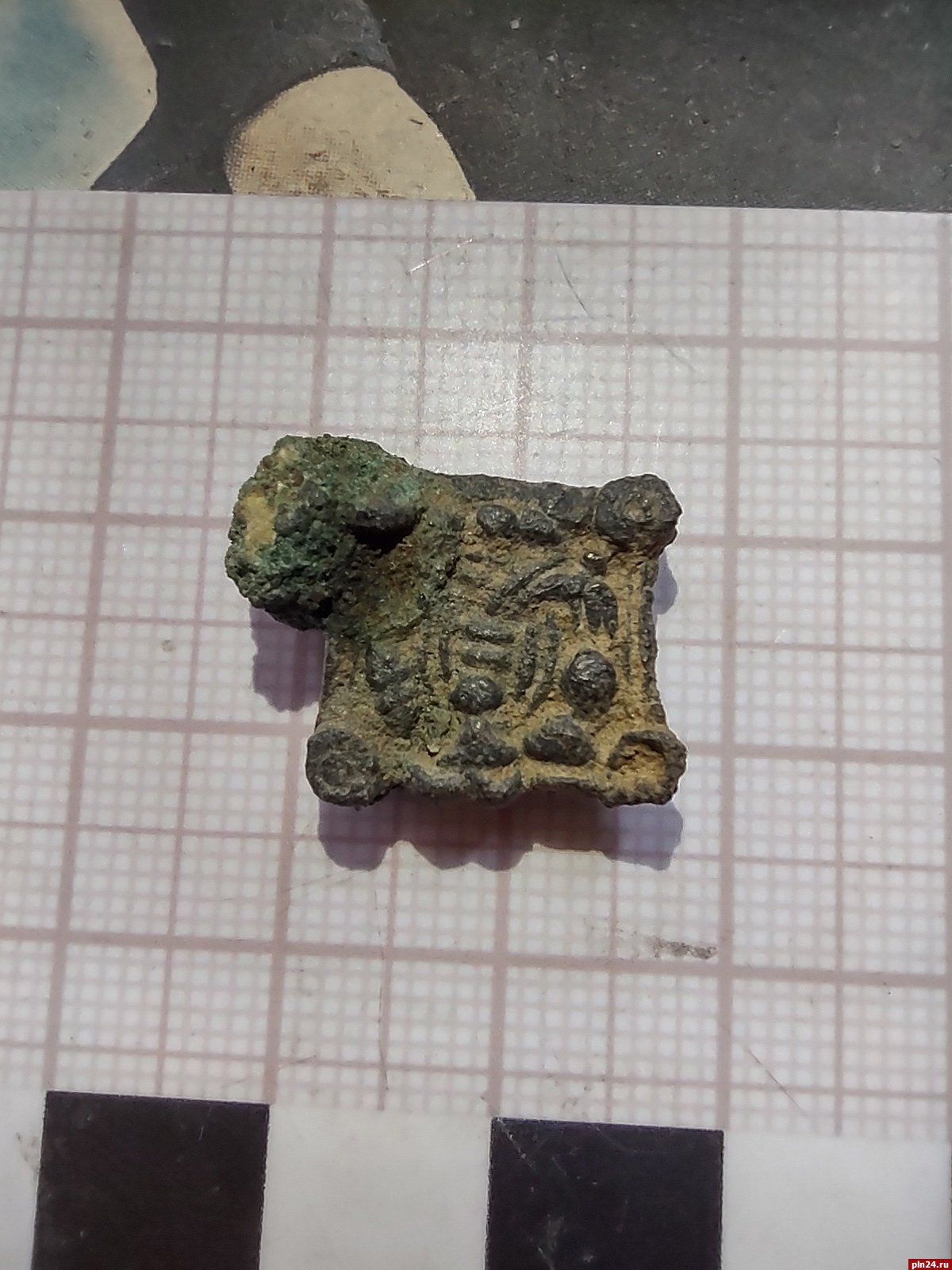 Уздечную накладку эпохи викингов нашли археологи при раскопках у церкви в Пскове