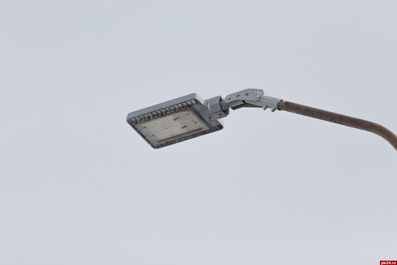 За год в Великих Луках поменяли более 300 светодиодных уличных светильников
