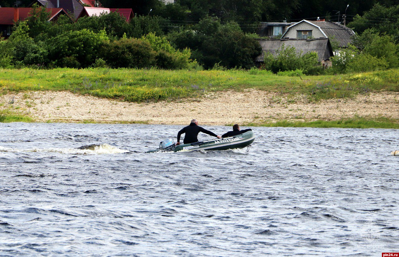 Соревнования по водному многоборью провели не реке Великой среди псковских спасателей