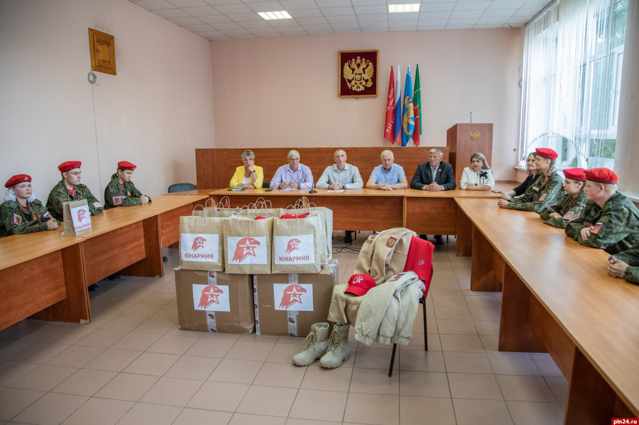 Юнармейцы Великолукского района получили от благотворителей 15 комплектов парадной формы