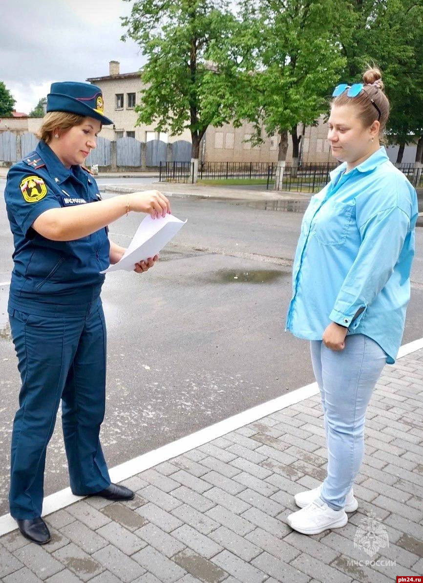 Жителям Псковской области напомнили действия при обнаружении пожара