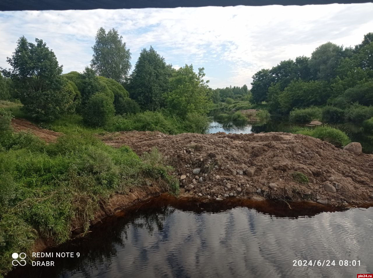 Фотофакт: Землю с валунами высыпали в реку Пскову в Любятово