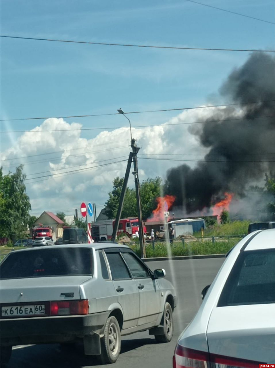 Гаражи горят на улице Подвишенской в Пскове