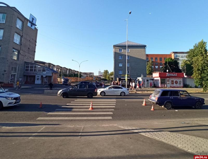 В Пскове на улице Яна Фабрициуса сбит пешеход. ФОТО