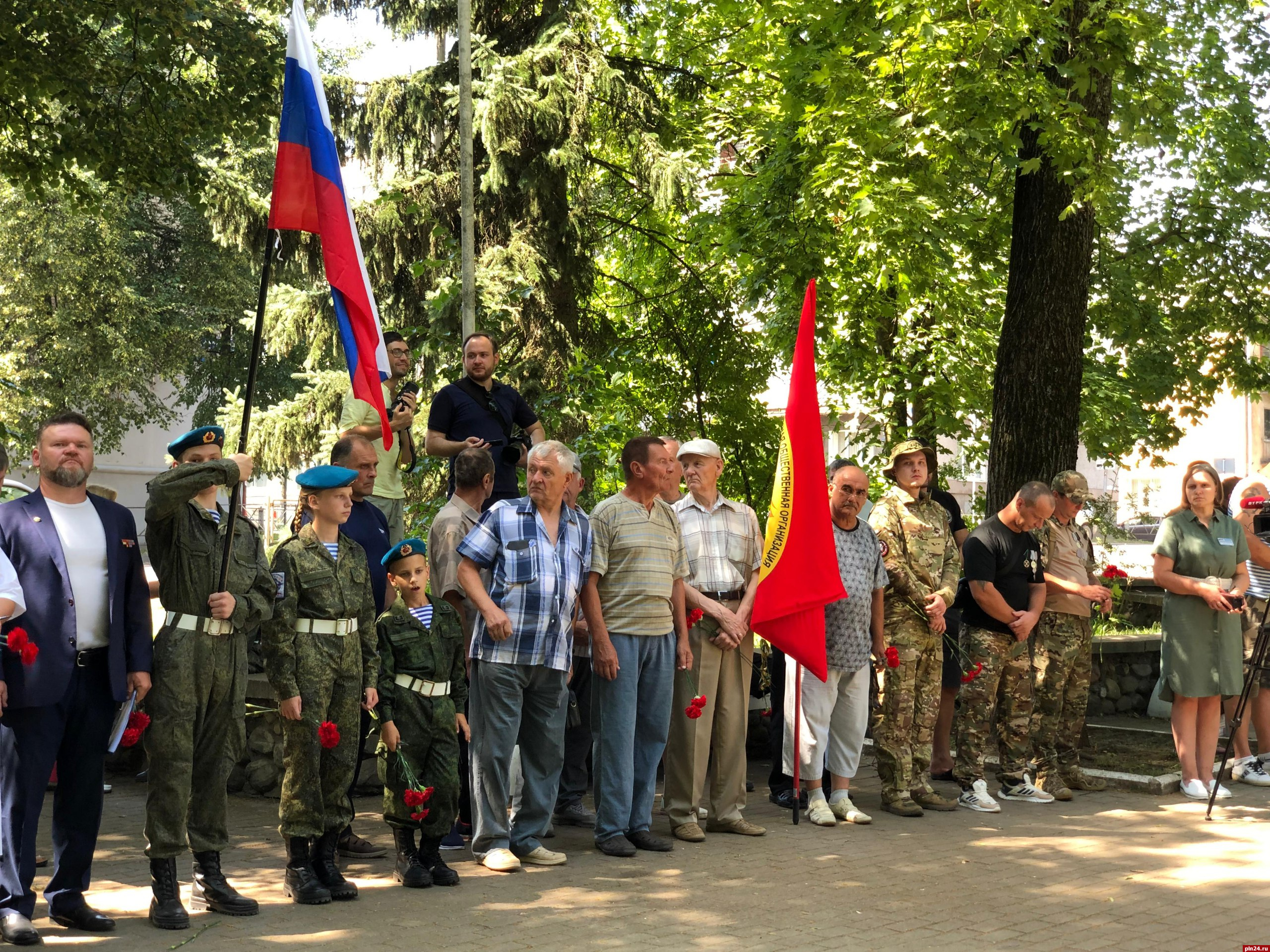 Посвященный Дню ветеранов боевых действий митинг прошел в Великих Луках