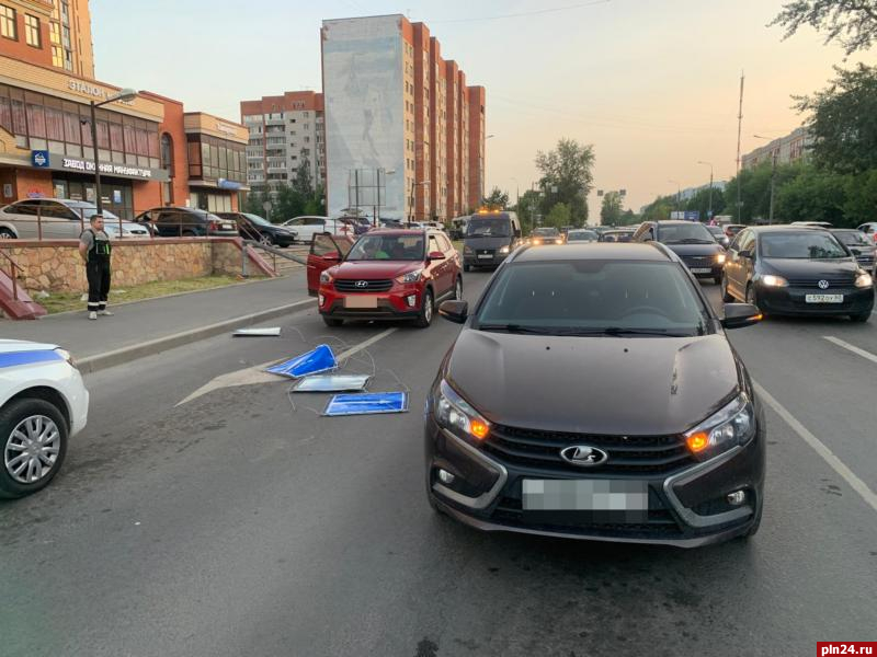 В Пскове грузовик повредил растяжку с дорожными знаками, повреждены два легковых автомобиля