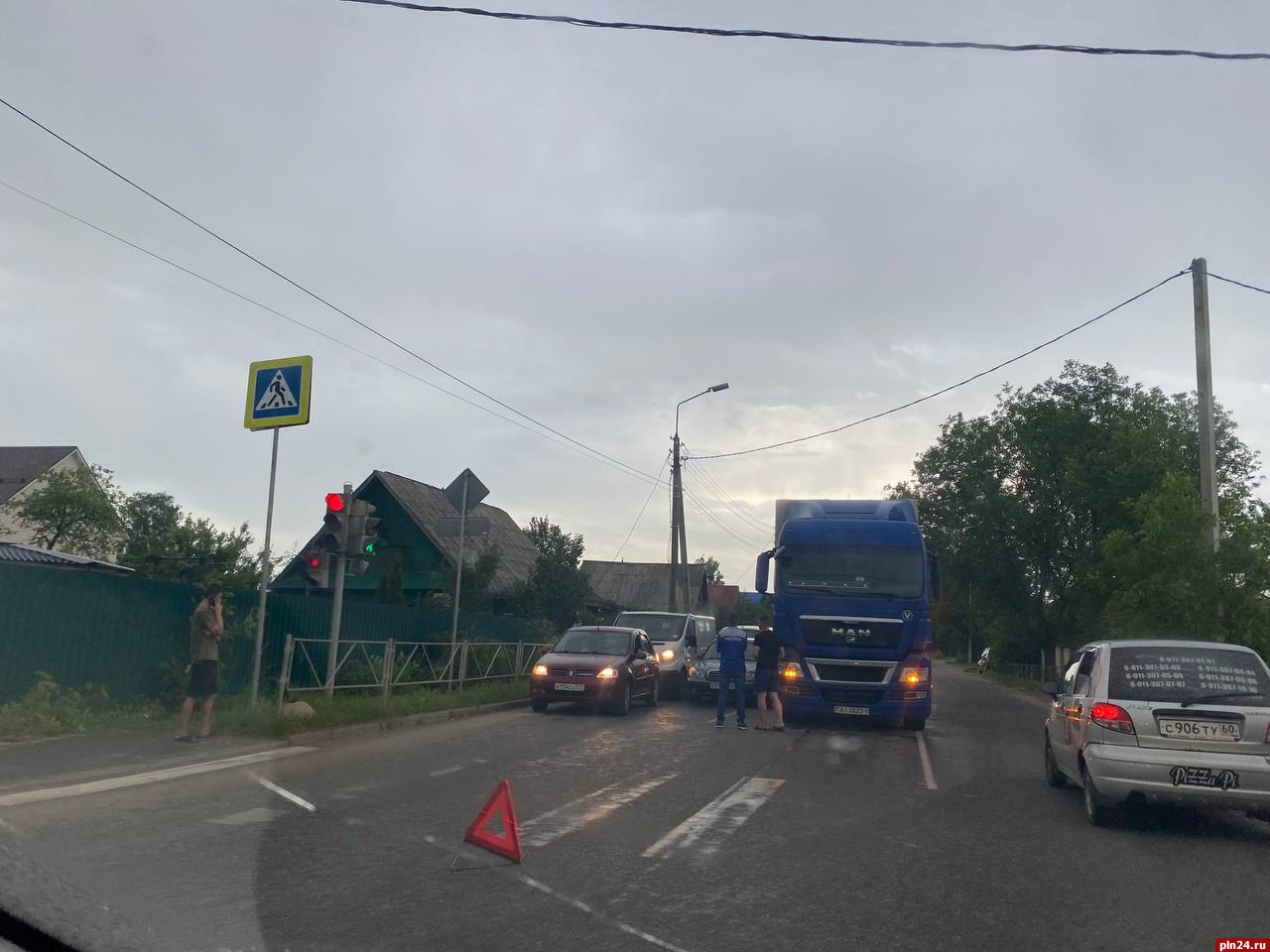 Движение в сторону улицы Манежной в Великих Луках затруднено в результате ДТП