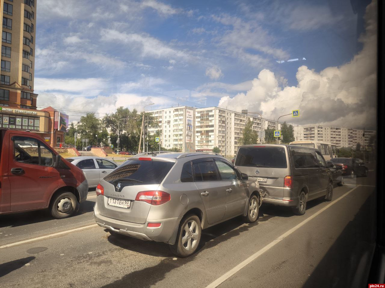 Три автомобиля столкнулись на перекрестке улицы Юбилейной и Рижского проспекта в Пскове
