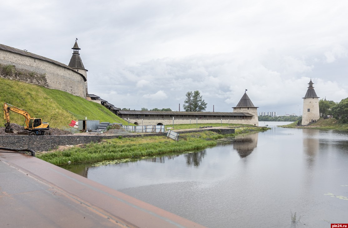 Строительство пешеходного моста через Пскову. ФОТОРЕПОРТАЖ