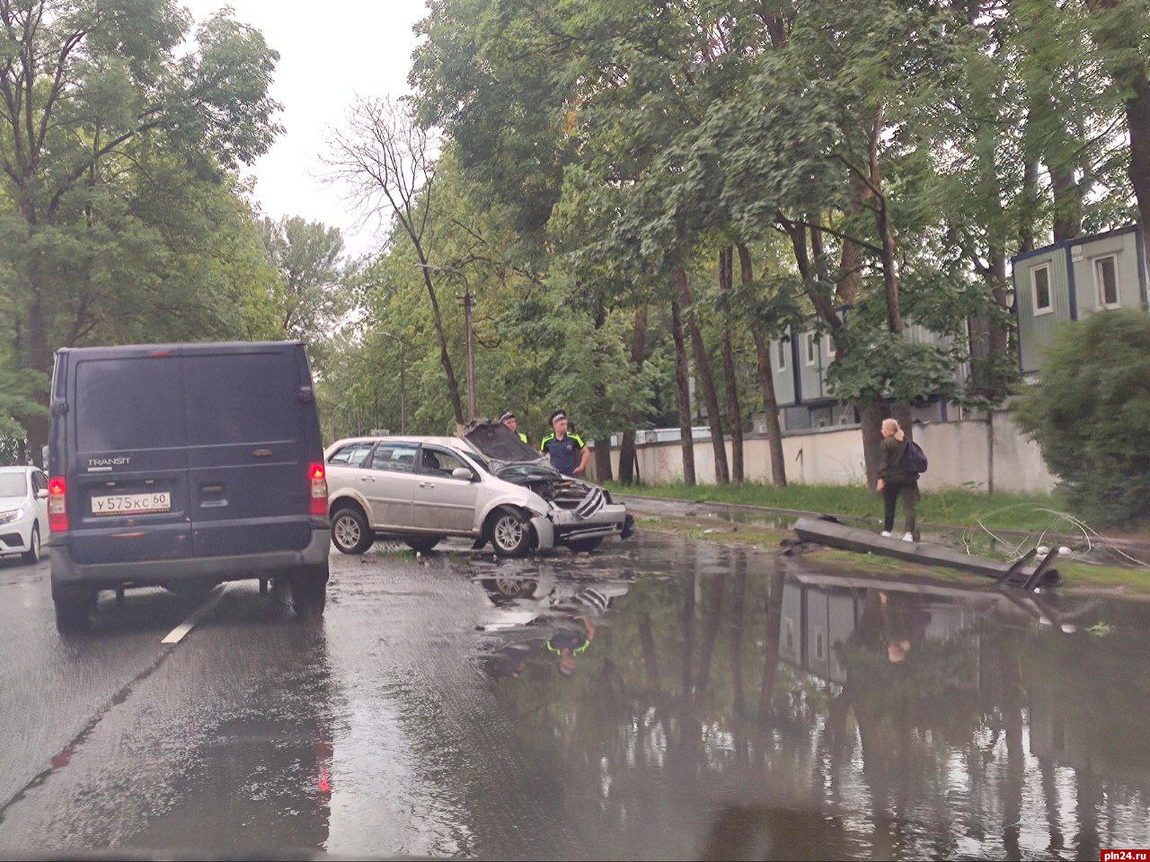 Столб упал на улице Петровской в Пскове 4 июля