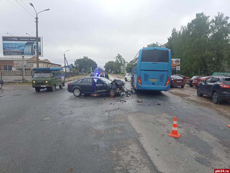 Пассажир автомобиля попал в реанимацию после столкновения с автобусом в Пскове. ФОТО