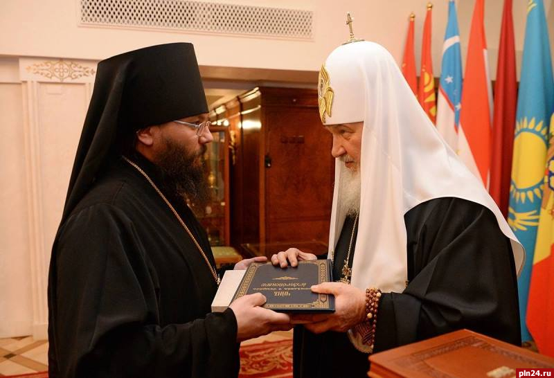 Патриарх Кирилл поздравил настоятеля Печерского монастыря с 45-летием
