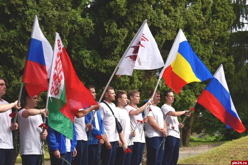 Ростовские студенты привезли псковским военным театрализованную программу