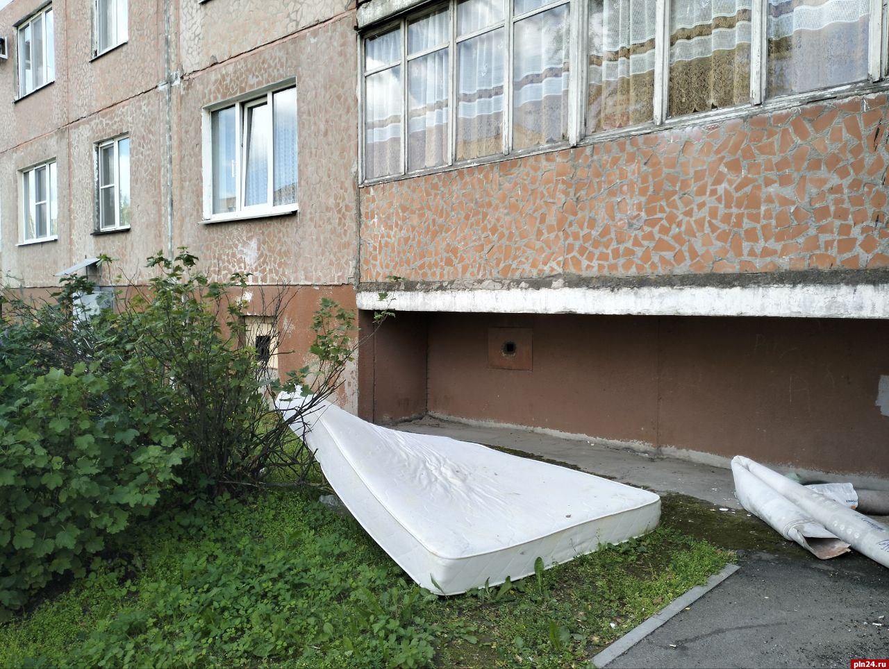 Фотофакт: Матрац выпал с балкона в Пскове