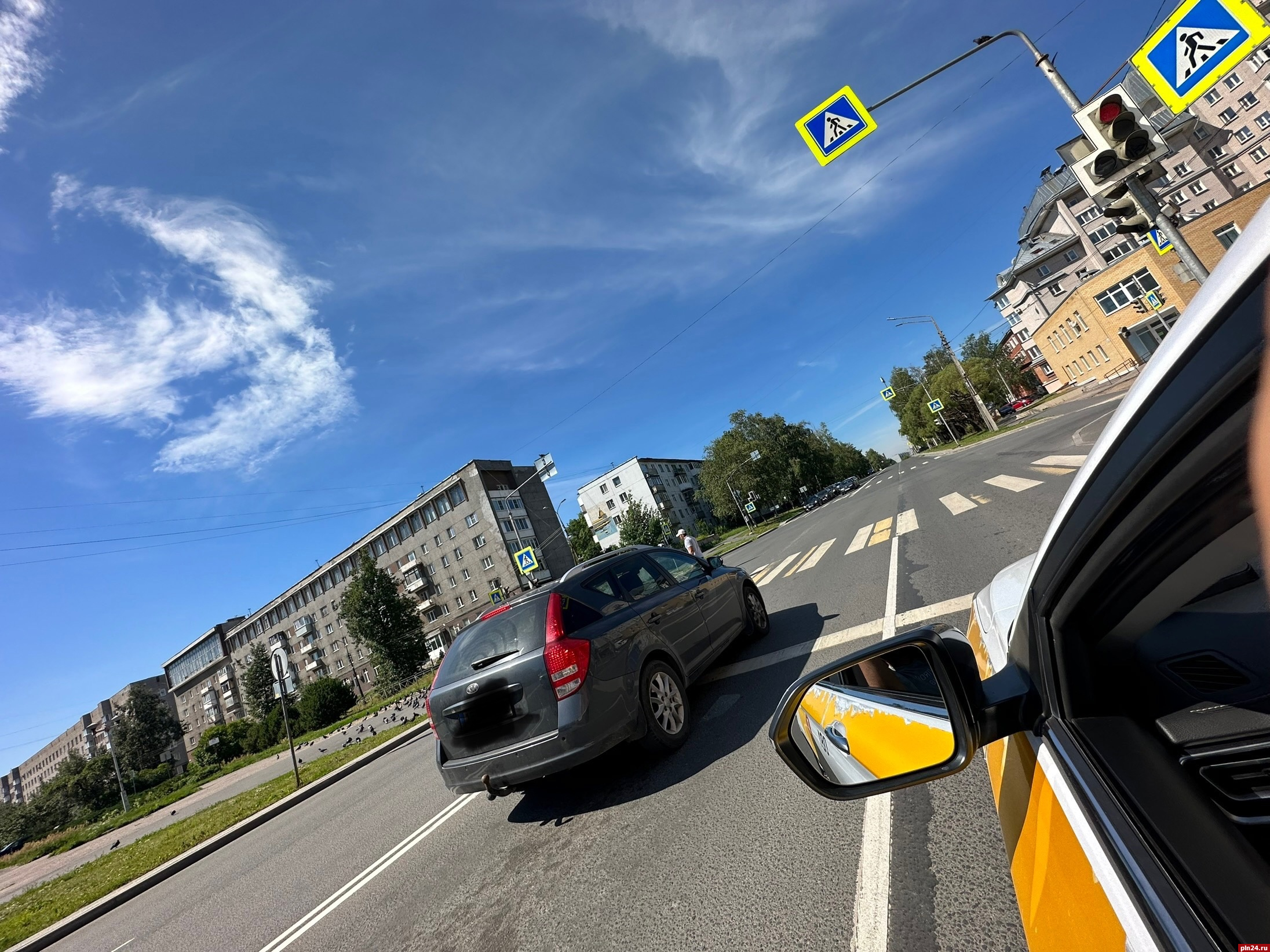 В Пскове изменился режим работы светофора на перекрестке улиц Коммунальной и Народной
