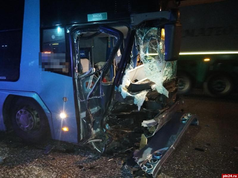 Водитель Lifan погиб в результате столкновения с автобусом в Островском районе