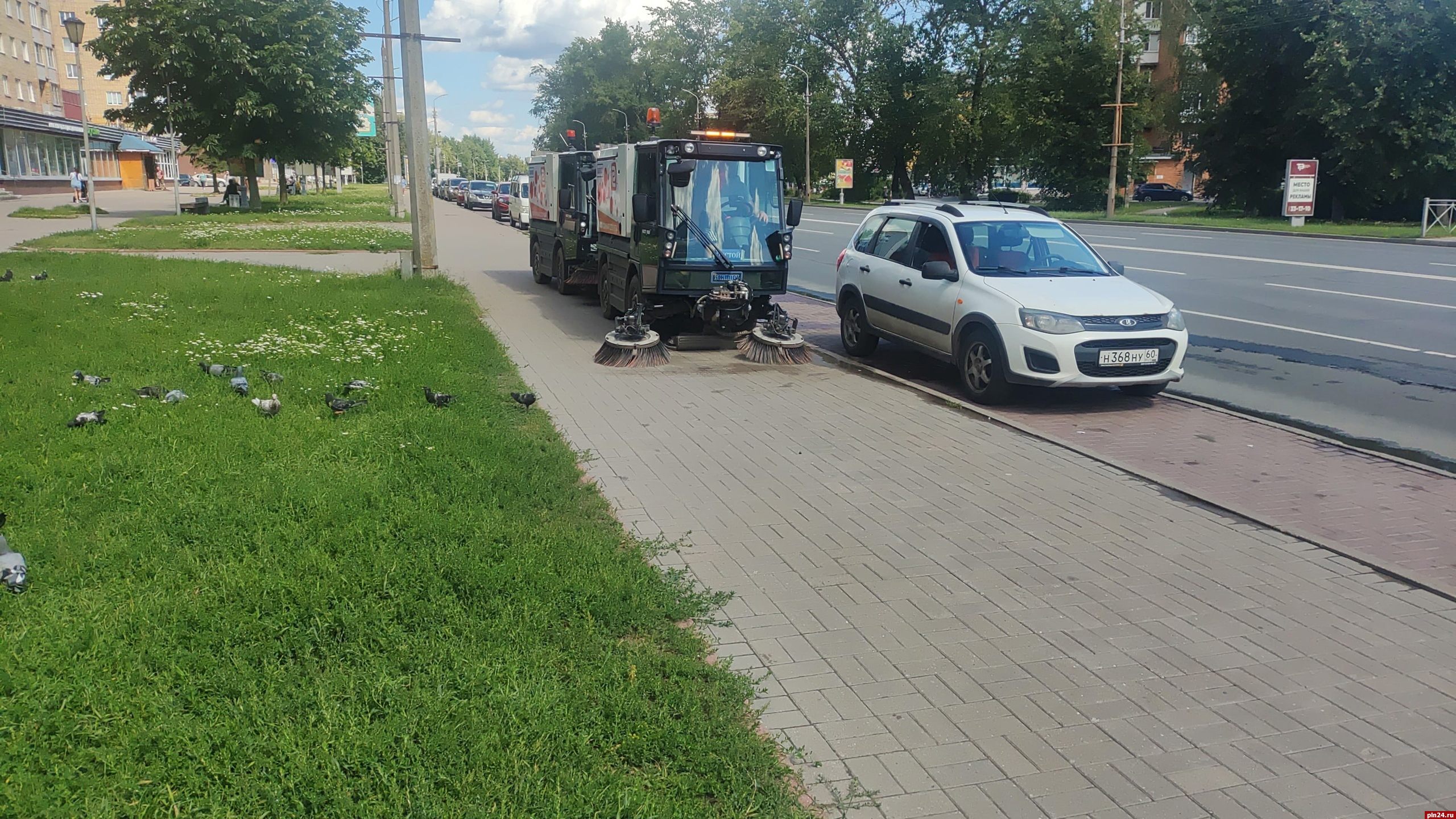 Тротуары Пскова очищают от грязи и пыли сотрудники «СитиИнвестГрупп»