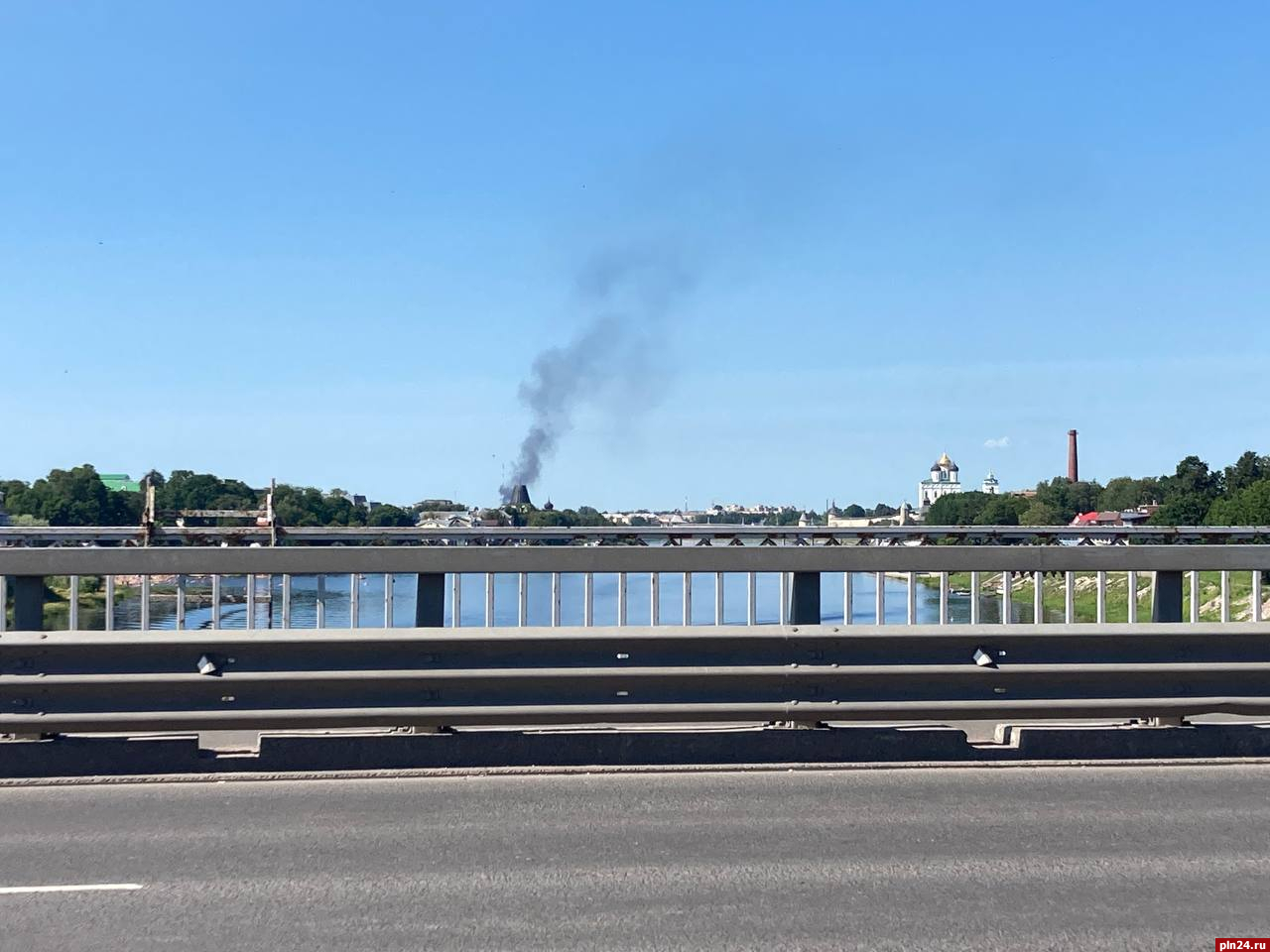 Фотофакт: Столб дыма поднялся над Запсковьем