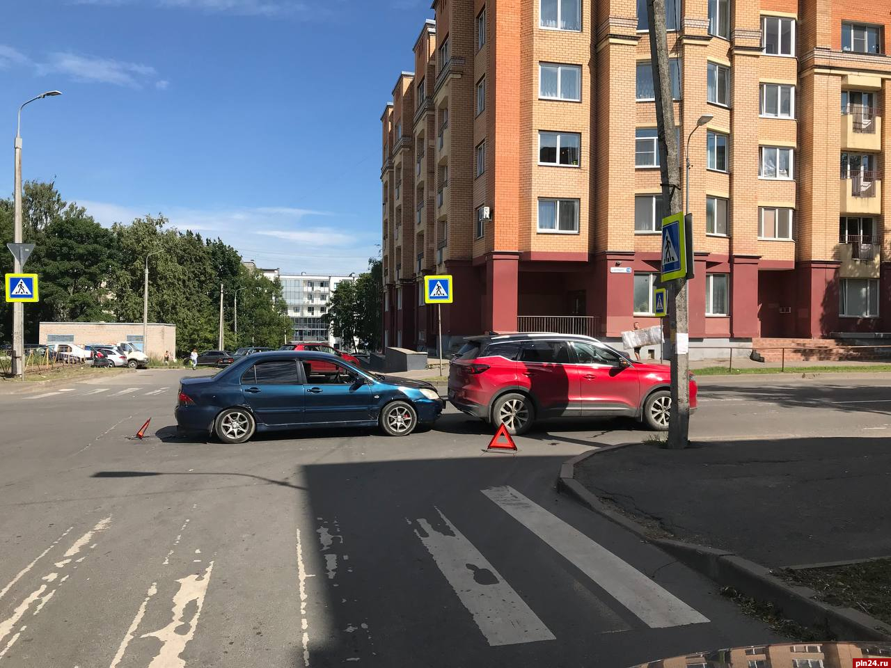 Два автомобиля столкнулись на перекрестке улиц Конной и Максима Горького в Пскове