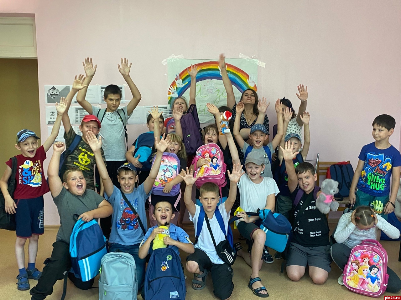 Портфели и канцелярию для детей из малообеспеченных семей собирают в Псковской области