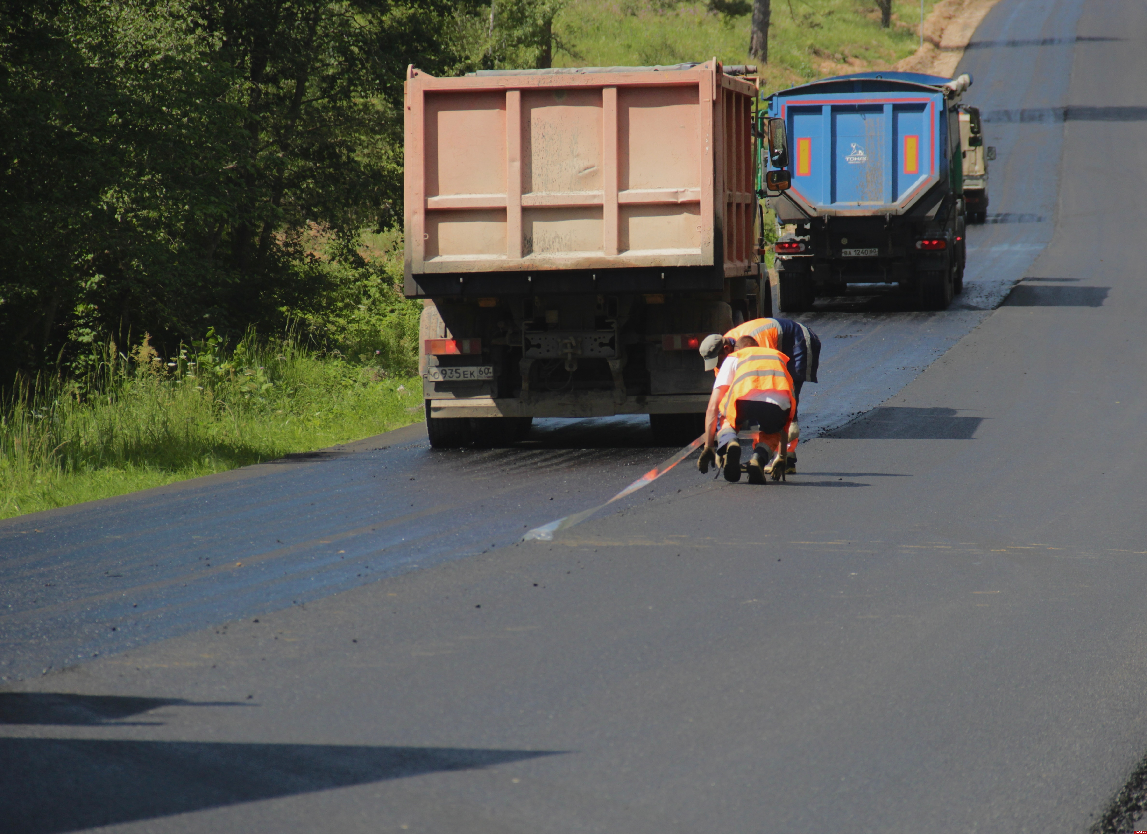 Дороги в Псковской области ремонтируют по новым технологиям