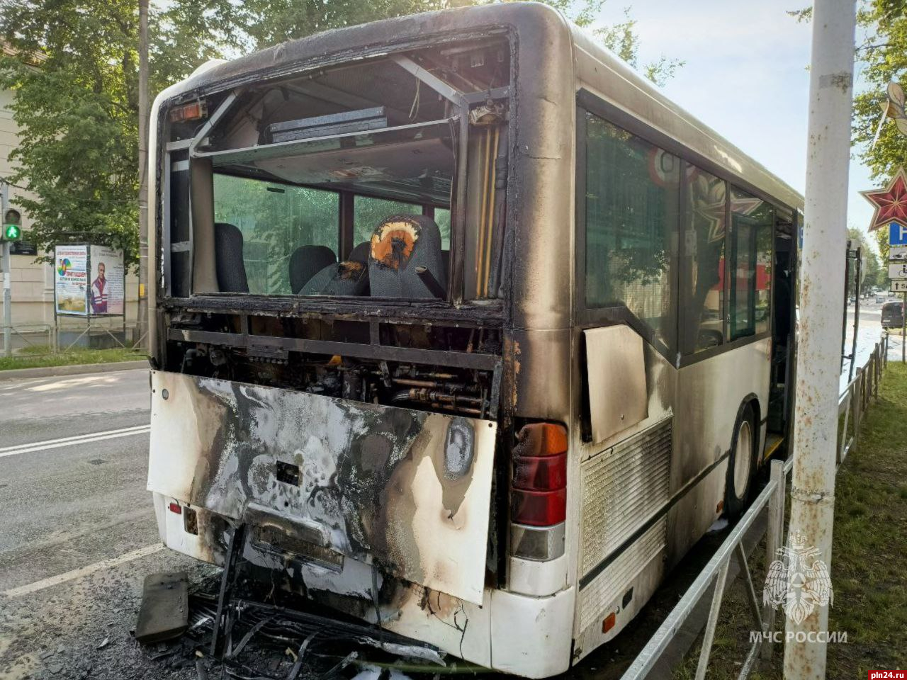 10 человек тушили горящий автобус Mercedes в Великих Луках