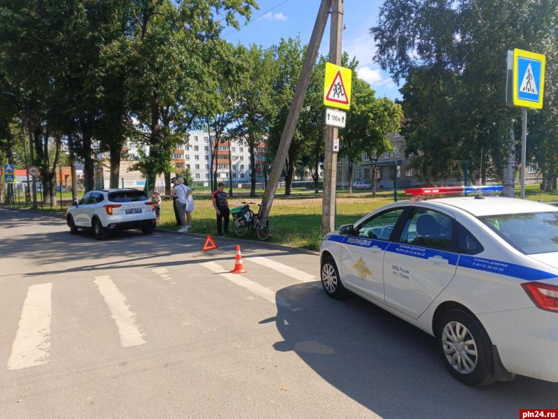 Велосипедист из службы доставки столкнулся с автомобилем в Пскове