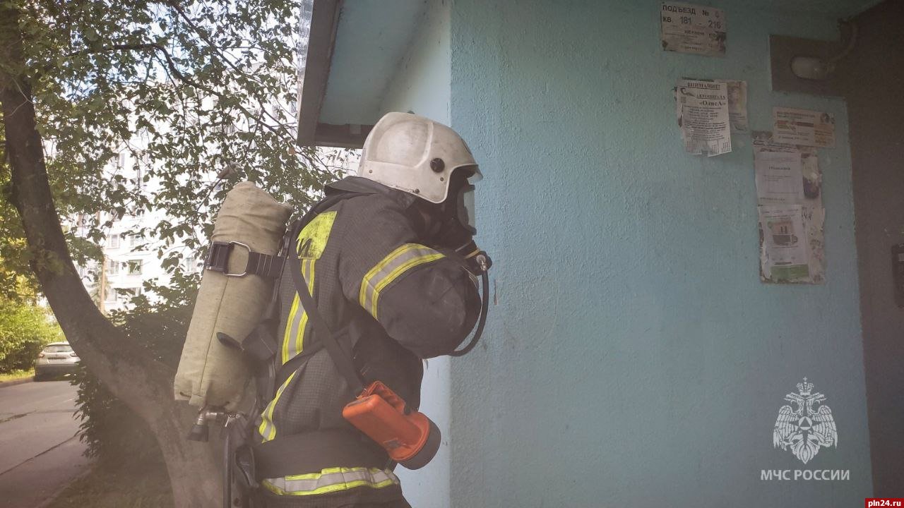 Квартира горела на улице Коммунальной в Пскове из-за короткого замыкания в розетке