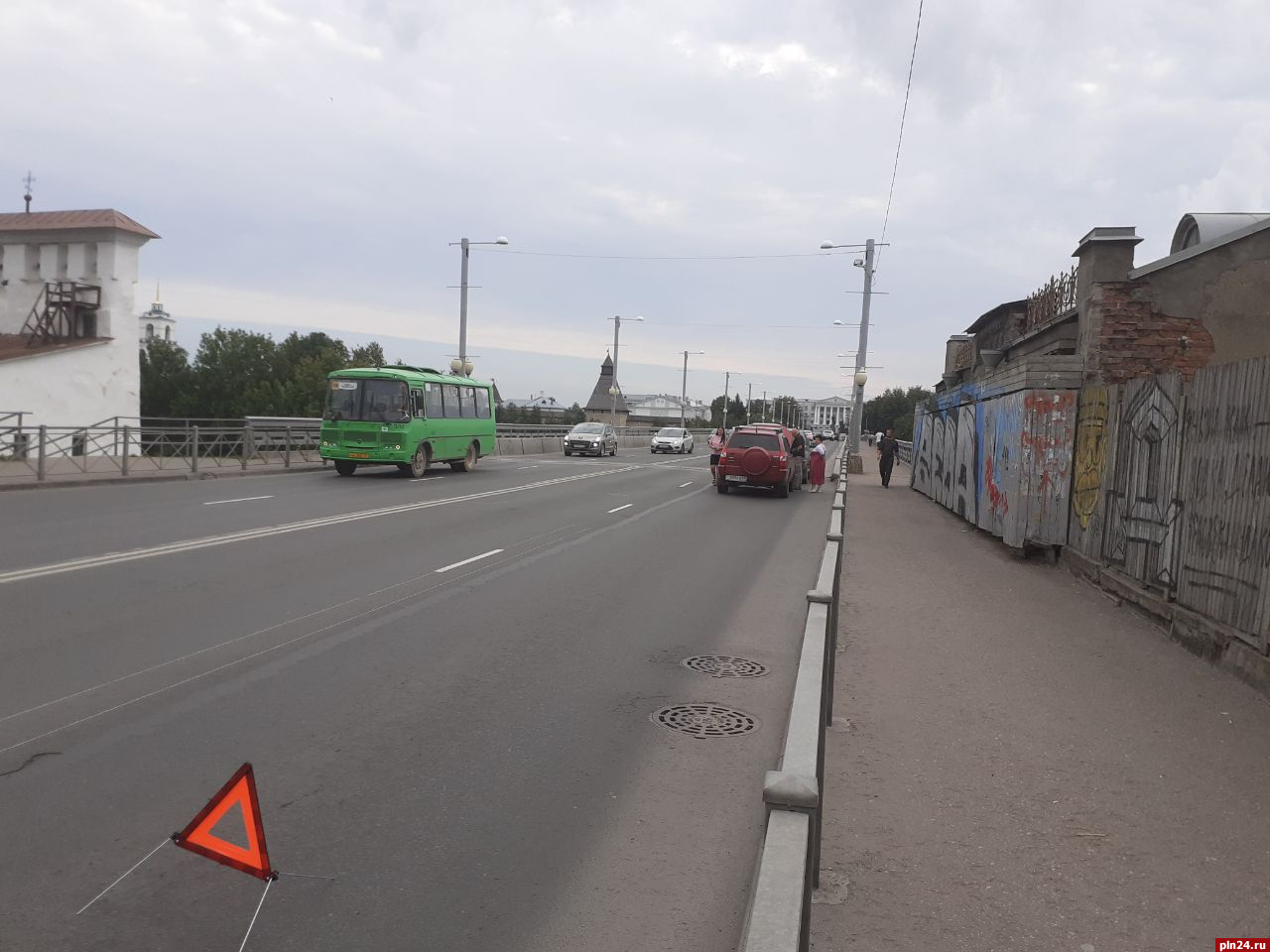 Сломавшийся автомобиль Chery затрудняет движение на Ольгинском мосту в Пскове