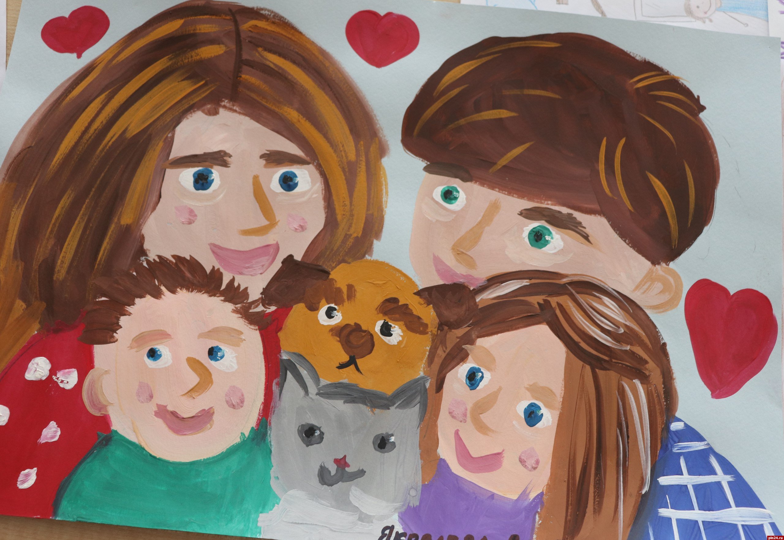Дети сотрудников Псковского филиала Университета ФСИН нарисовали своих родителей