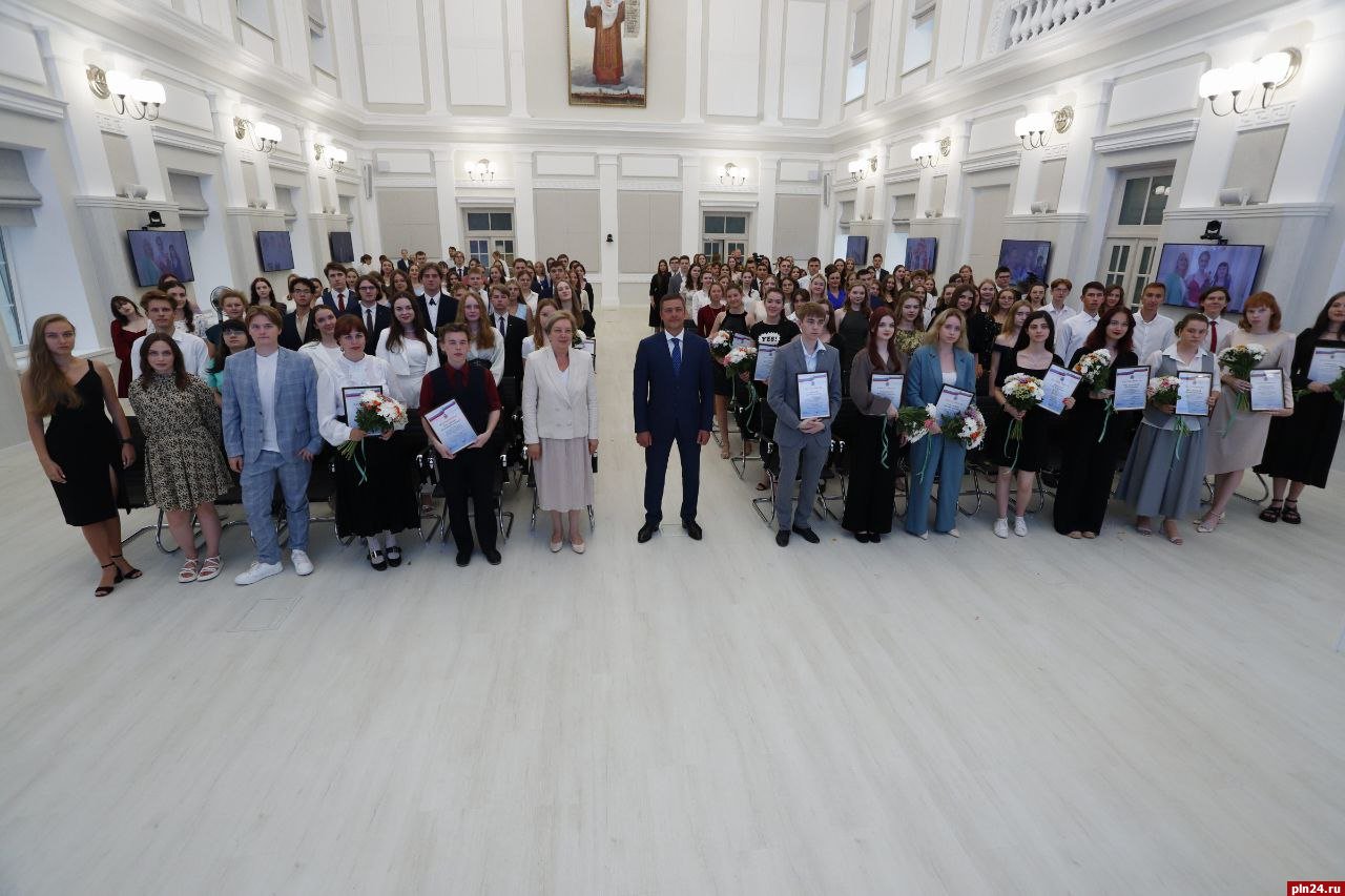 Лучших выпускников псковских школ пригласили на торжественный прием в правительство. ФОТО