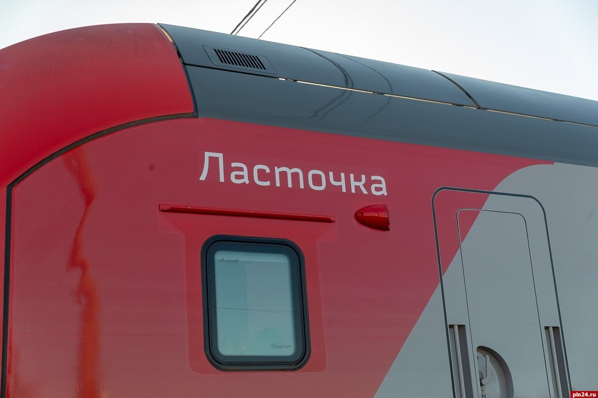 Поезд «Ласточка» Петербург - Псков столкнулся с автомобилем в Ленобласти