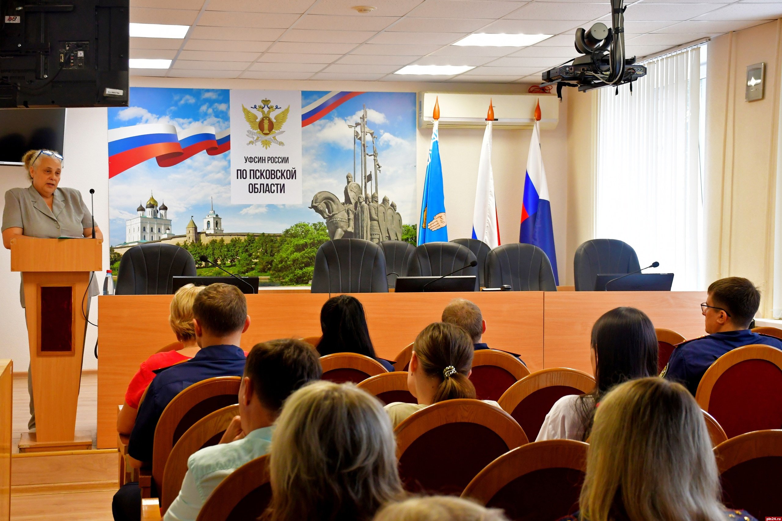 Специалист областного центра семьи провела лекцию для сотрудников псковского УФСИН