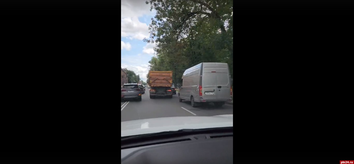 «Камаз», легковой автомобиль и фургон столкнулись на Октябрьском проспекте в Пскове