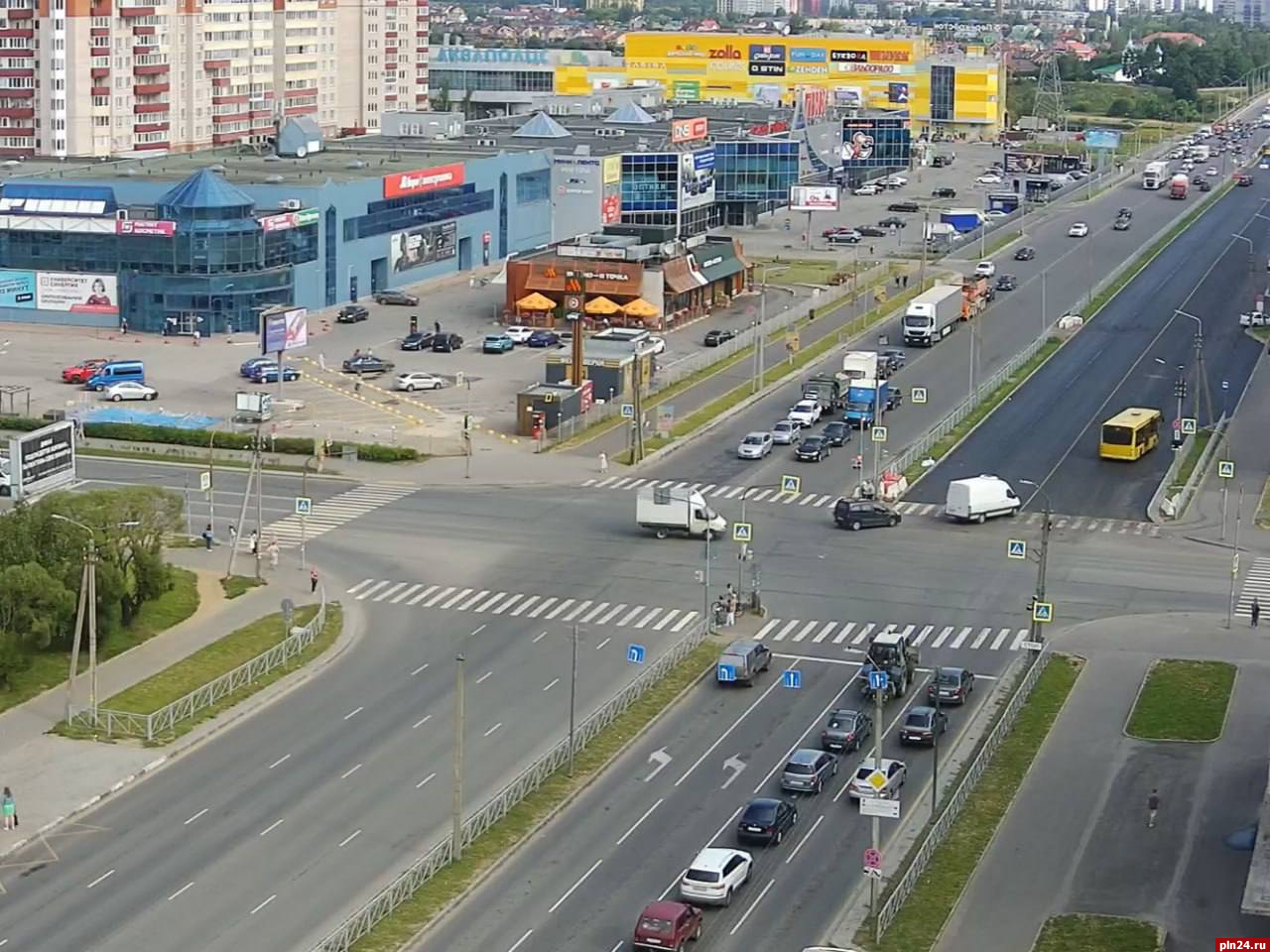Обновленный участок улицы Юбилейной в Пскове открыли для транспорта