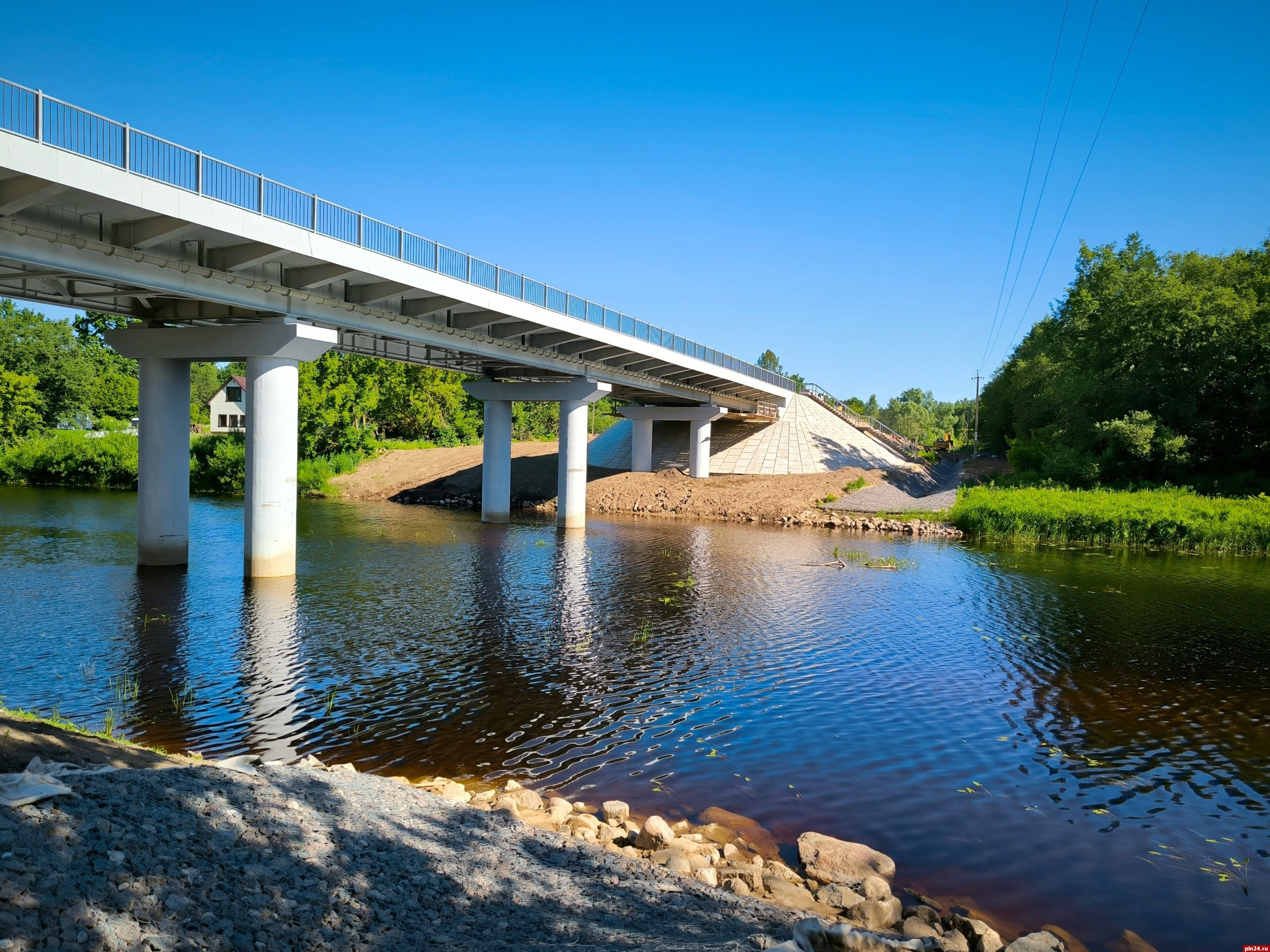 Капитальный ремонт моста через реку Череха в Псковском районе ведется с опережением сроков