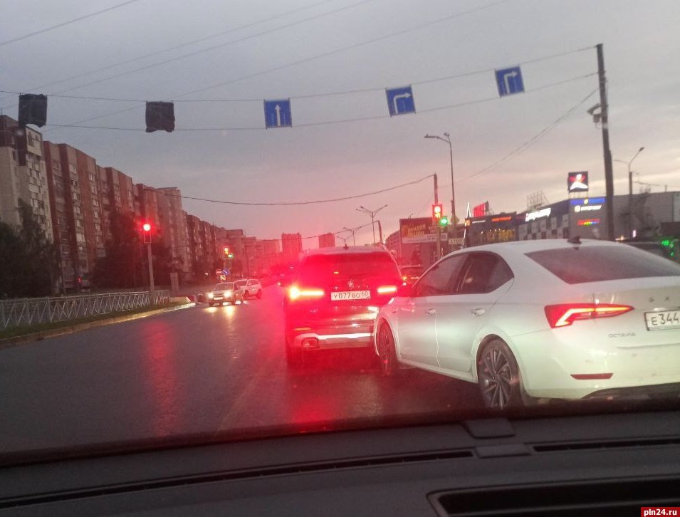 В Пскове водитель BMW при движении на перекрестке задним ходом врезалась в другой автомобиль